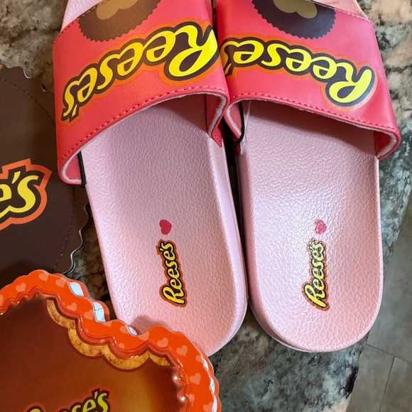 Pink Reese’s Slide Sandals Youth Sz 2/3 M Fun Reese’s Bag and cute note pad - Picture 2 of 10